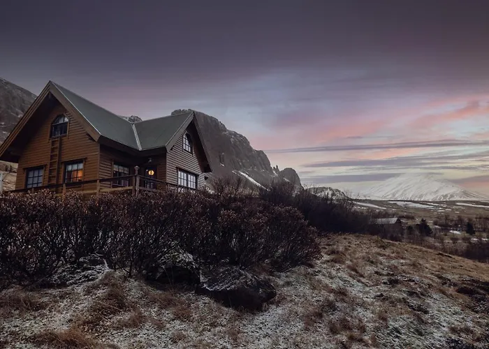 Vindheimar Cottage - Great View - Hot Tub